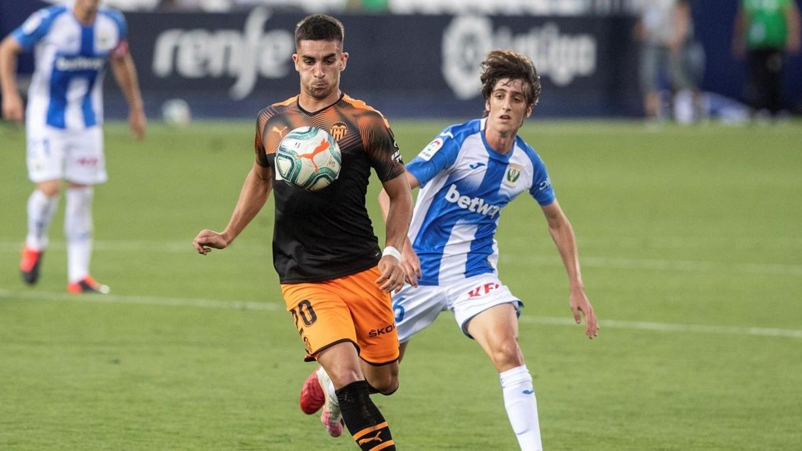 Ferran Torres disputa la pilota amb un jugador del Leganés