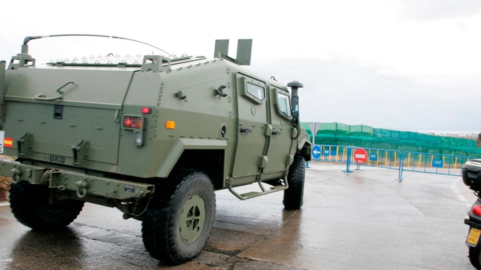 Militars i membres de la Guàrdia Civil vigilen el perímetre fronterer a Melilla dimecres passat