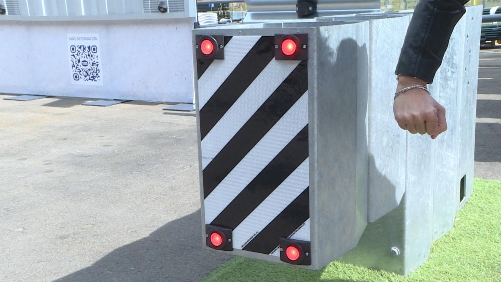 La barrera encen els llums quan detecta un colp