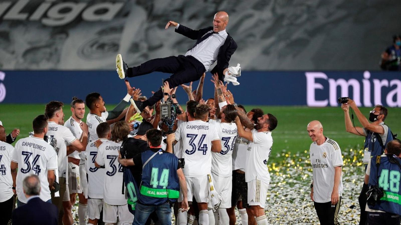 Els jugadors del Madrid mantegen Zidane després de aconseguir el títol