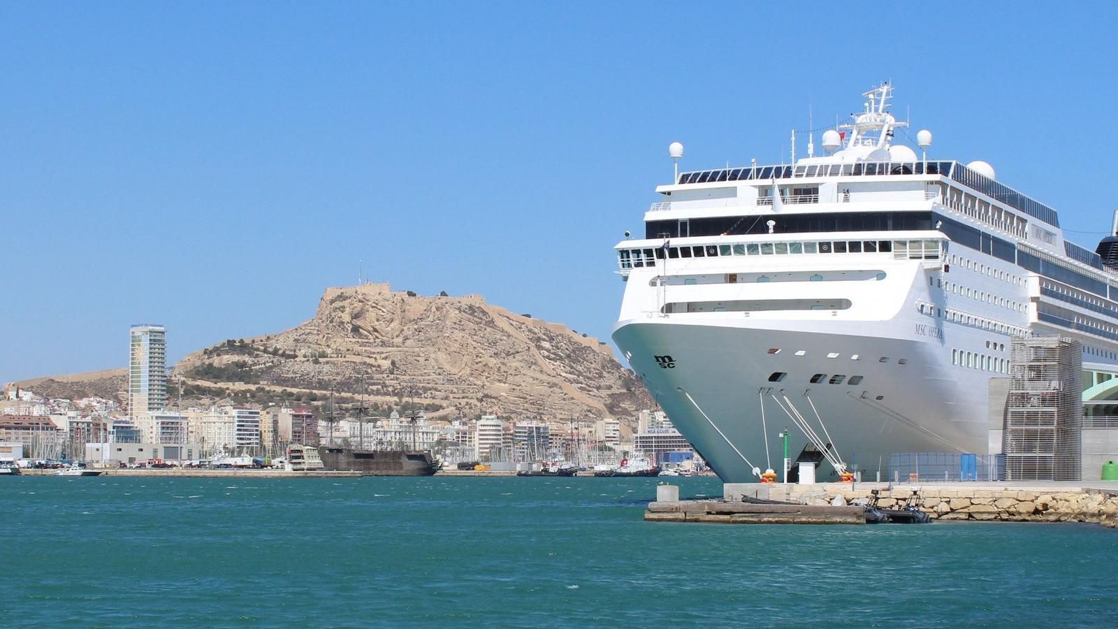 Creuer al port d'Alacant