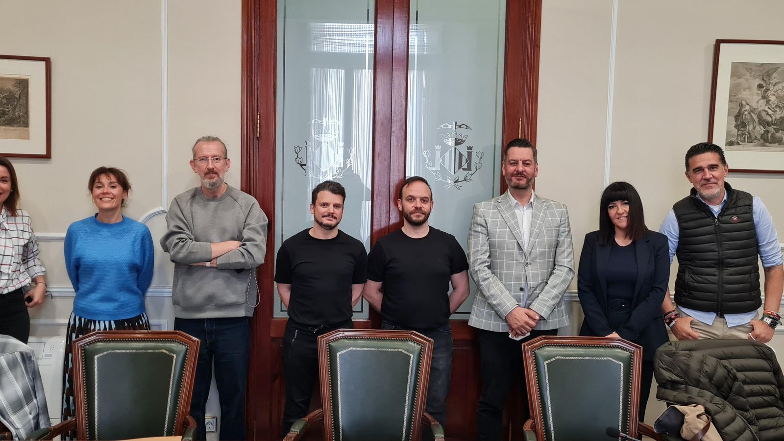 Ceballos & Sanabria, juntament amb el regidor de Cultura Festiva, Carlos Galiana, i el jurat que ha elegit el seu projecte per a la falla infantil municipal 2023