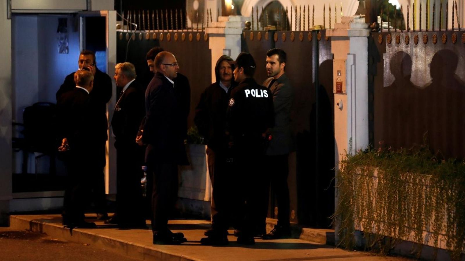 La policia turca espera l'arribada dels forenses davant la residència del cònsol de l'Aràbia Saudita a Istanbul