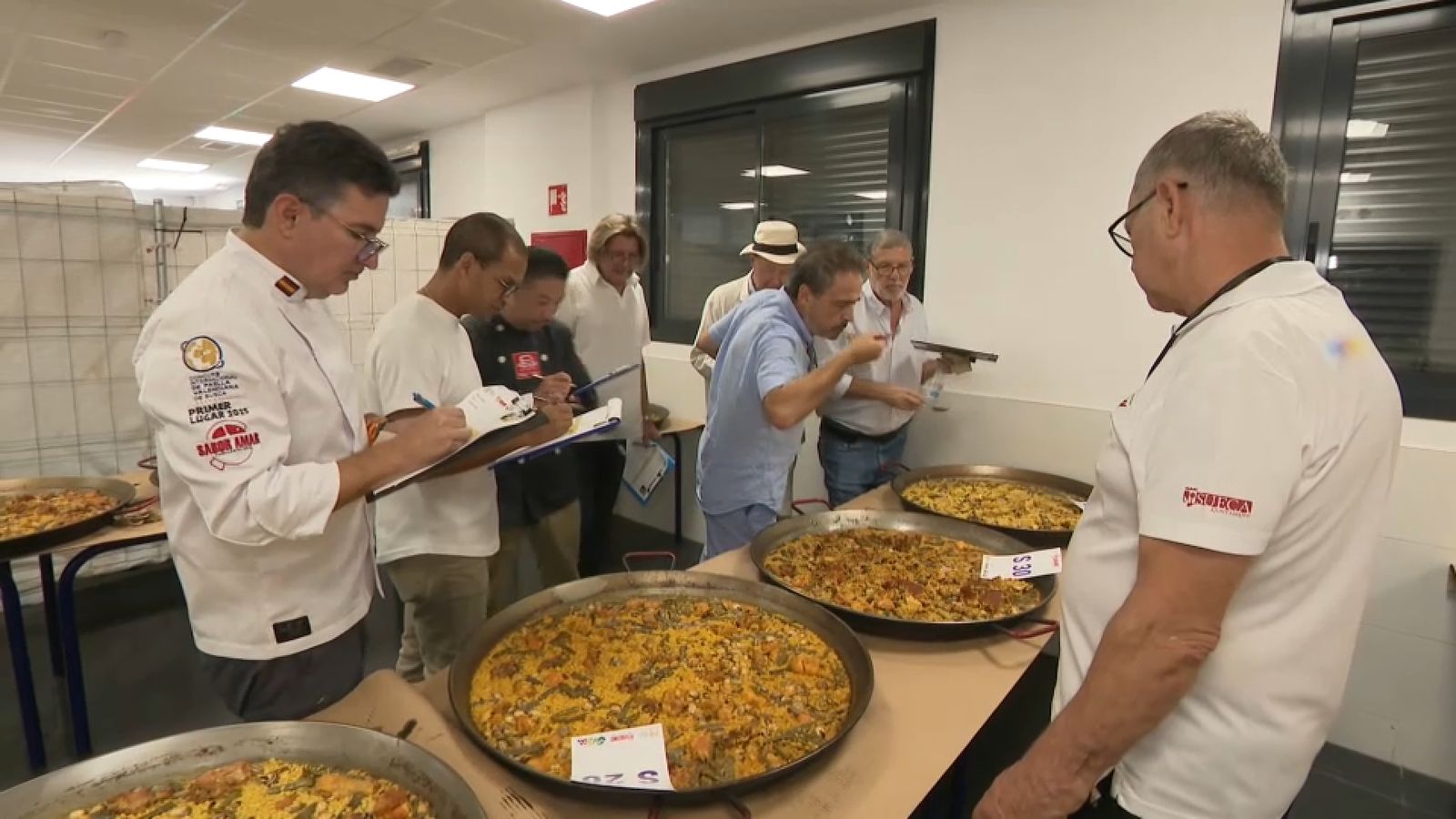 El jurat valora alguna de les paelles