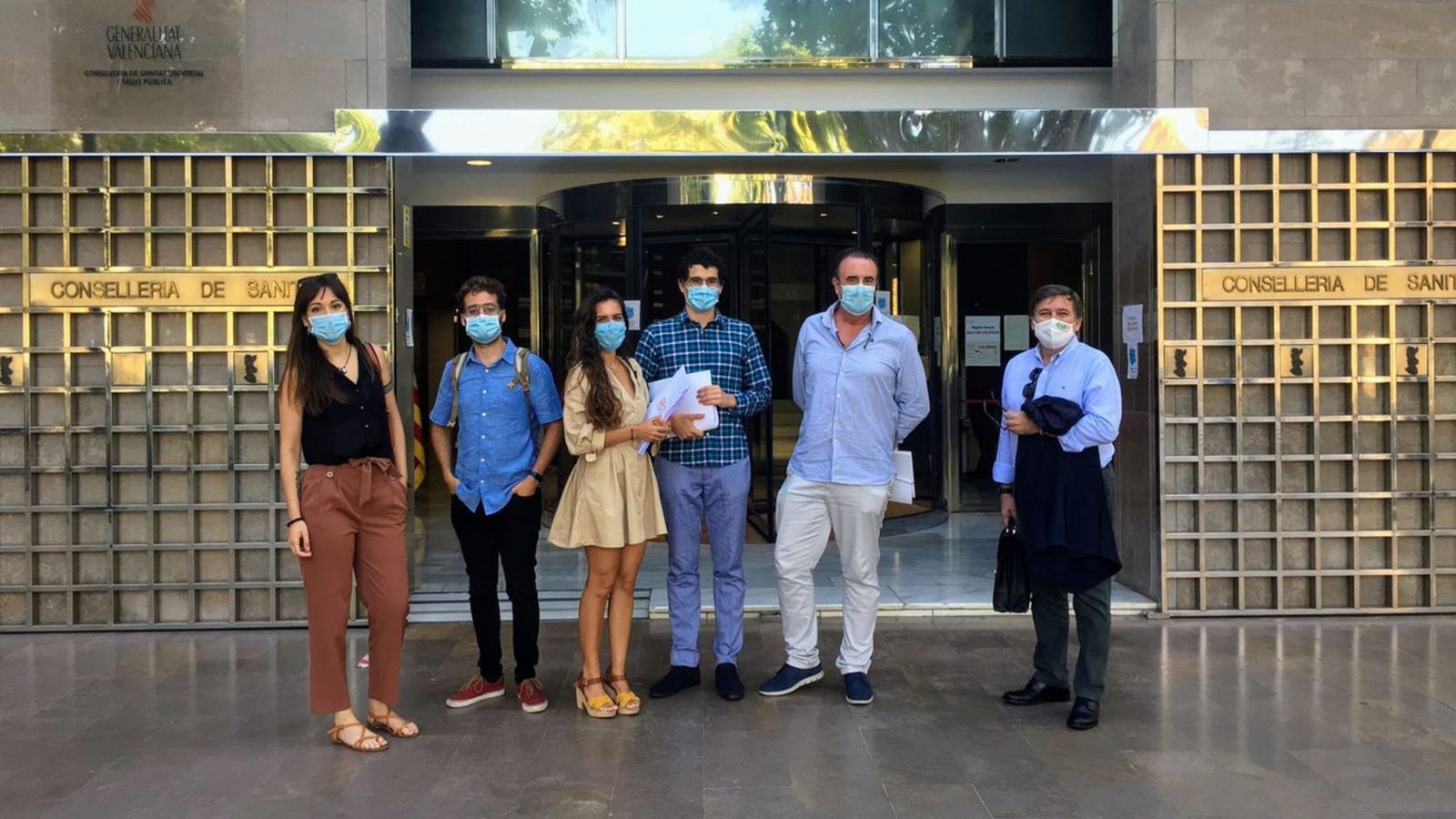 Imatge d'arxiu del comité de vaga dels MIR, a les portes de la Conselleria de Sanitat