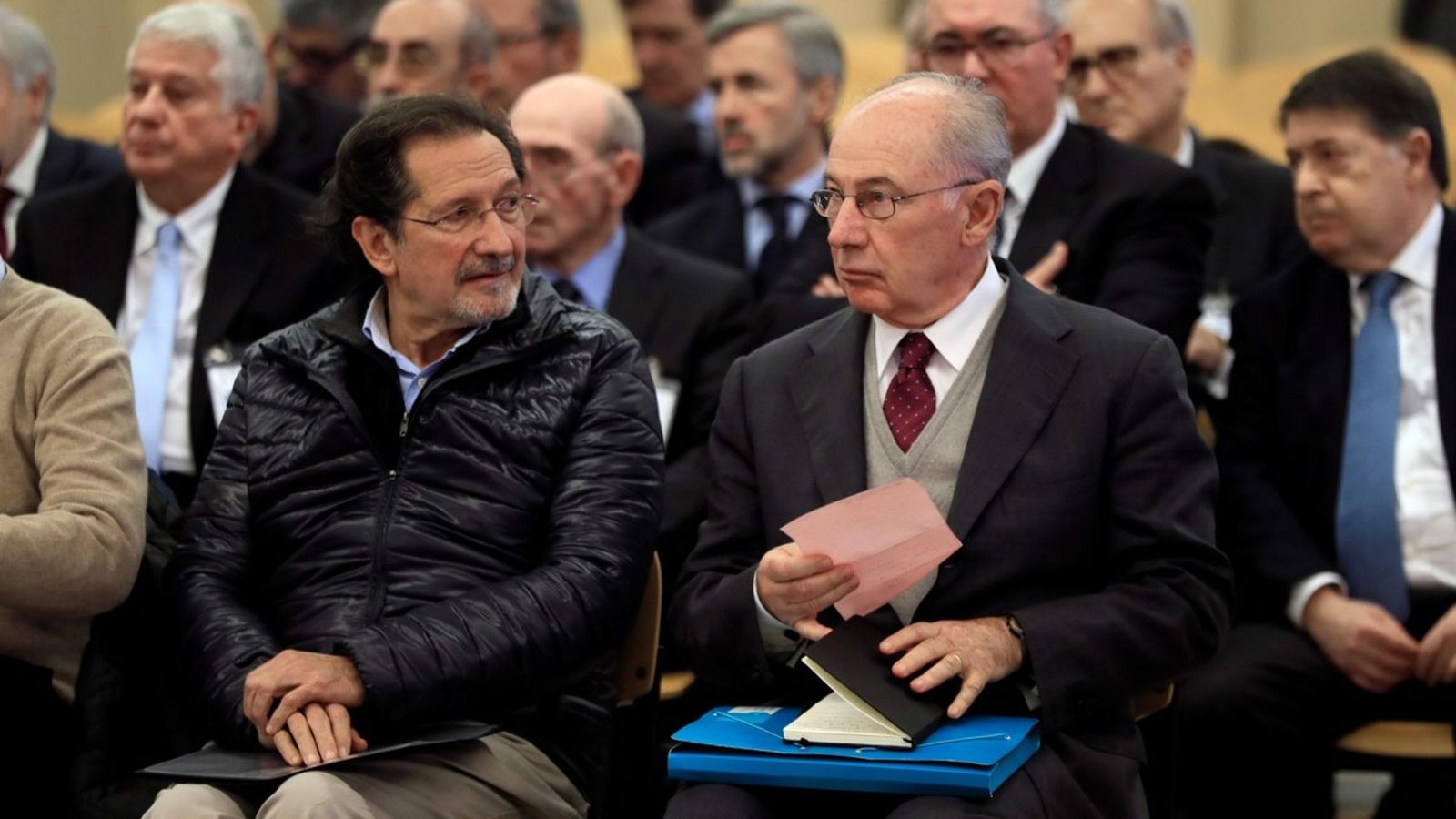 En imatge l'expresident de Bankia, Rodrigo Rato (dreta) seu al banc dels acusats