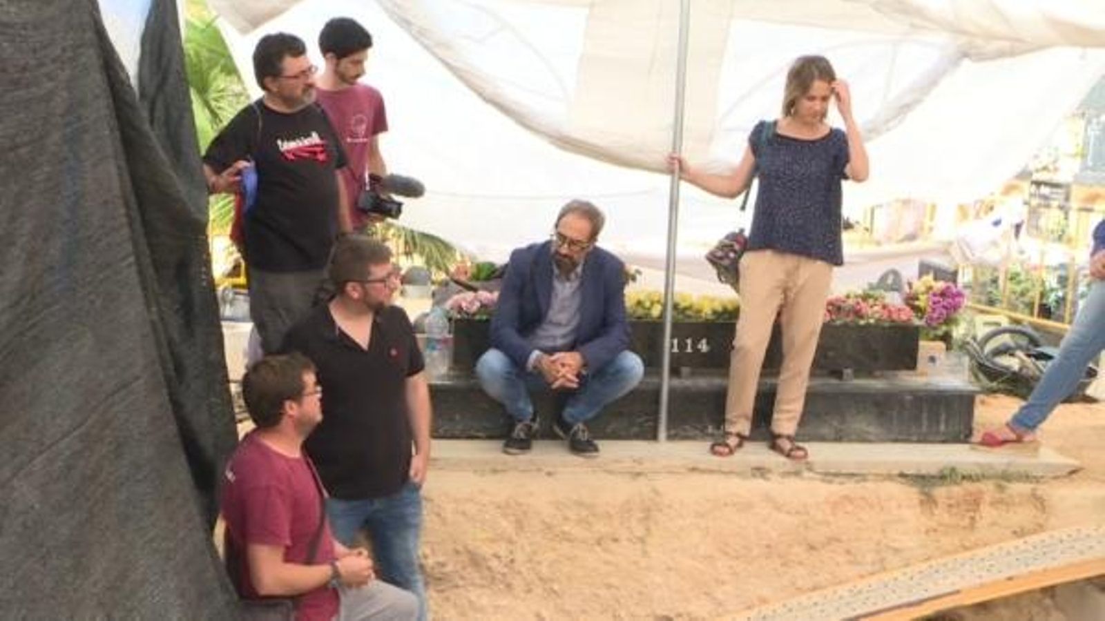 L'eurodiputada Marina Albiol (EU), l'eurodiputat Miguel Urbán (Podem) i l'exeurodiputat Jordi Sebastià (Compromís) han visitat els treballs d'exhumació de la fossa 112 de Paterna