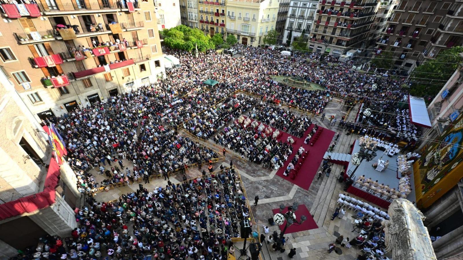 Plaça de la Mare de Deú dels Desemparats durant la Missa d'Infants