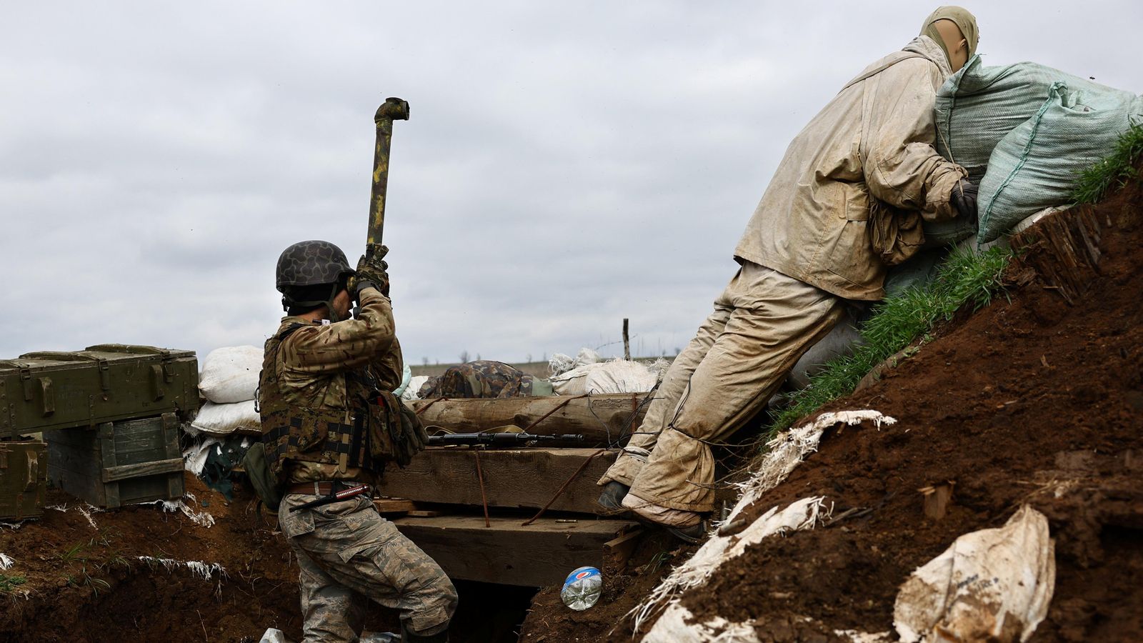 Un militar ucraïnés en les trinxeres en primera línia prop de Niu-Iork, regió de Donetsk, Ucraïna