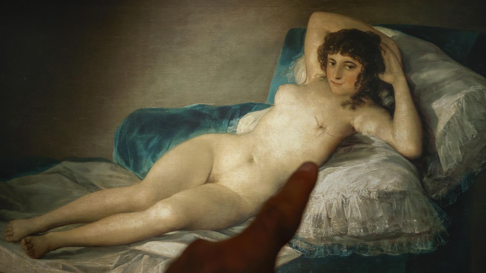 Rèplica de 'La maja desnuda', de Goya, amb un pit extirpat