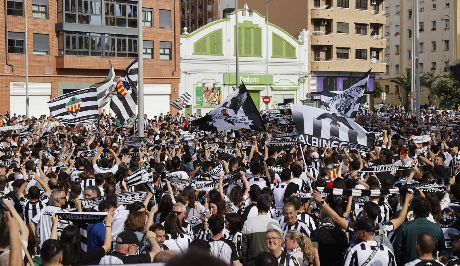 Celebració de l'afició del Castelló als voltants de Castàlia