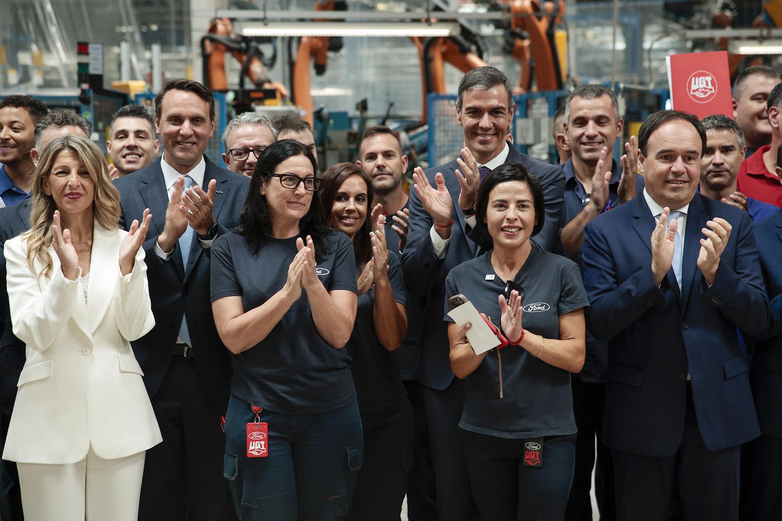 El president del govern espanyol, Pedro Sánchez; la ministra de Treball, Yolanda Díaz; el president de la C. Valenciana, Juanfran Pérez Llorca, amb representants de Ford, Geely i membres del comité d'empresa