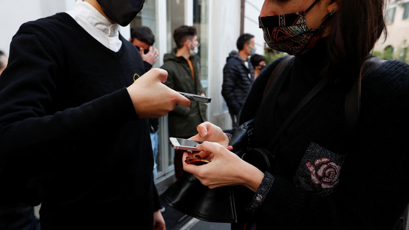 Una clienta mostra un certificat covid a la entrada d'un restaurant a Roma