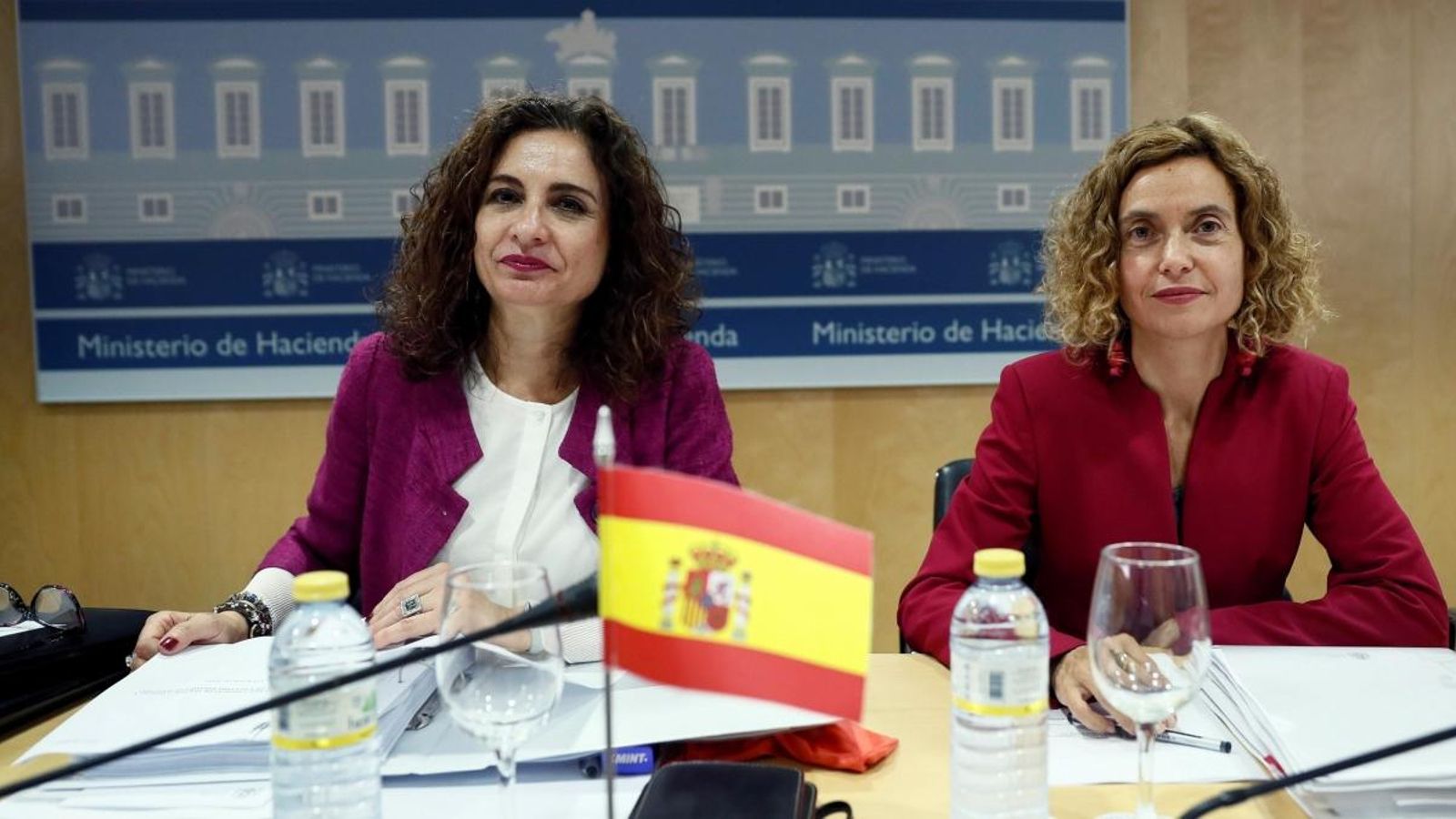 La ministra d'Hisenda, María Jesús Montero, amb la ministra de Política Territorial i Funció Pública, Meritxell Batet, durant la reunió del Consell de Política Fiscal i Financera.