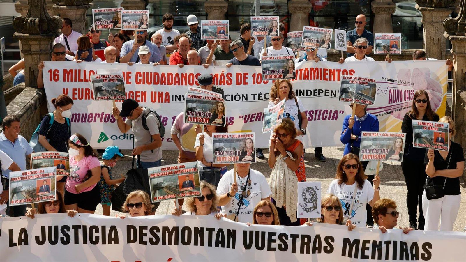 Familiars i víctimes durant la manifestació aquest diumenge a Santiago