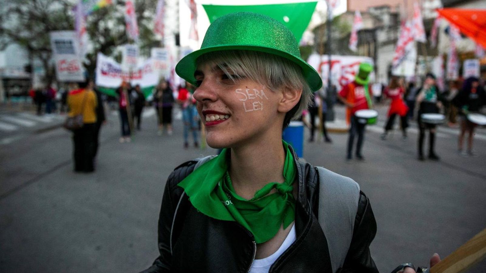 Milers de dones participen en una marxa per a reclamar igualtat de drets a ciutat de La Plata