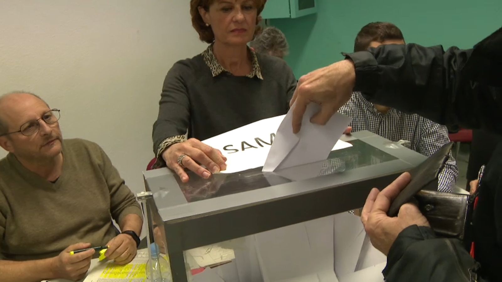 Un treballador d'À Punt deposita el vot