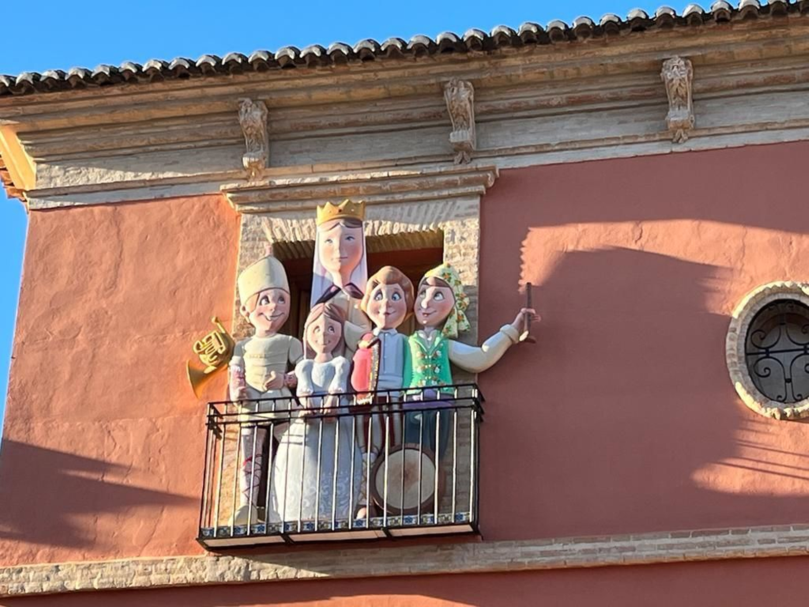 'Al·legoria a la Festa' dels artistes fallers locals Juanjo Salom, Salvador Ferris i Víctor Hugo Giner.