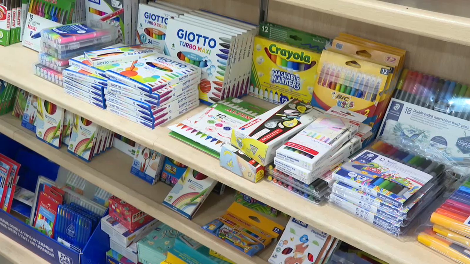 Imatge de material escolar en una llibreria i papereria