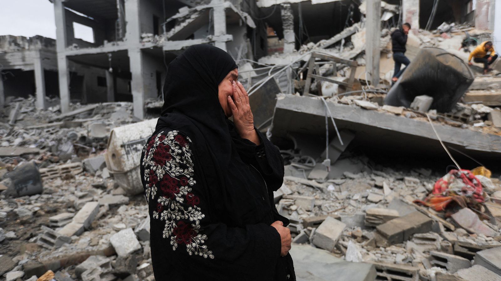 Una dona plora després de veure la destrucció d'un bombardeig israelià en un bloc d'habitatges de Khan Younis,