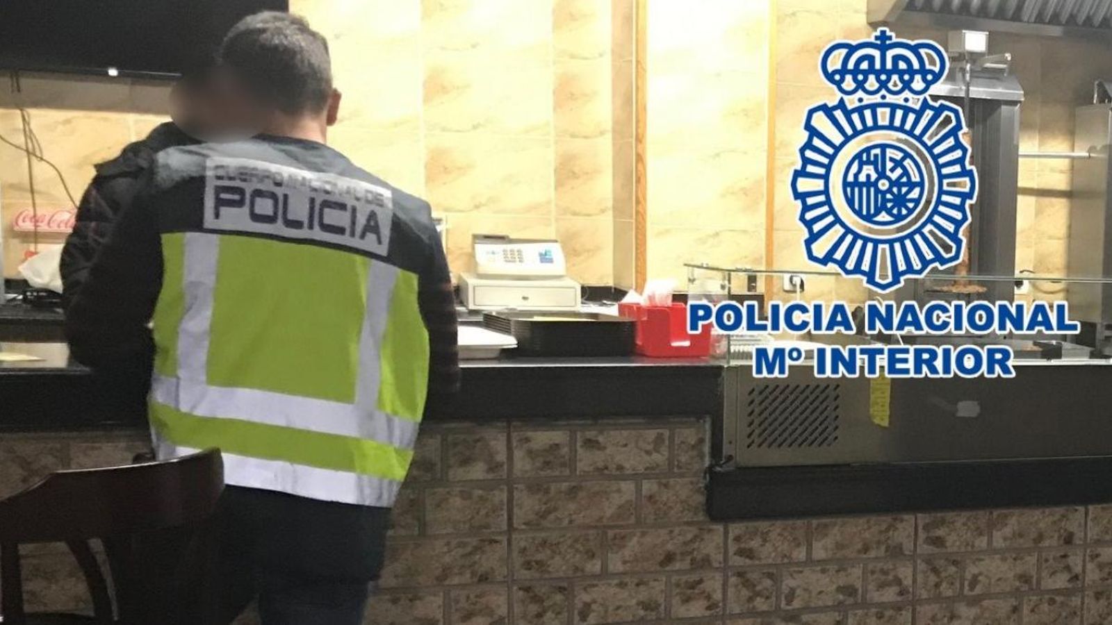 Un dels agents al local on treballaven els migrants