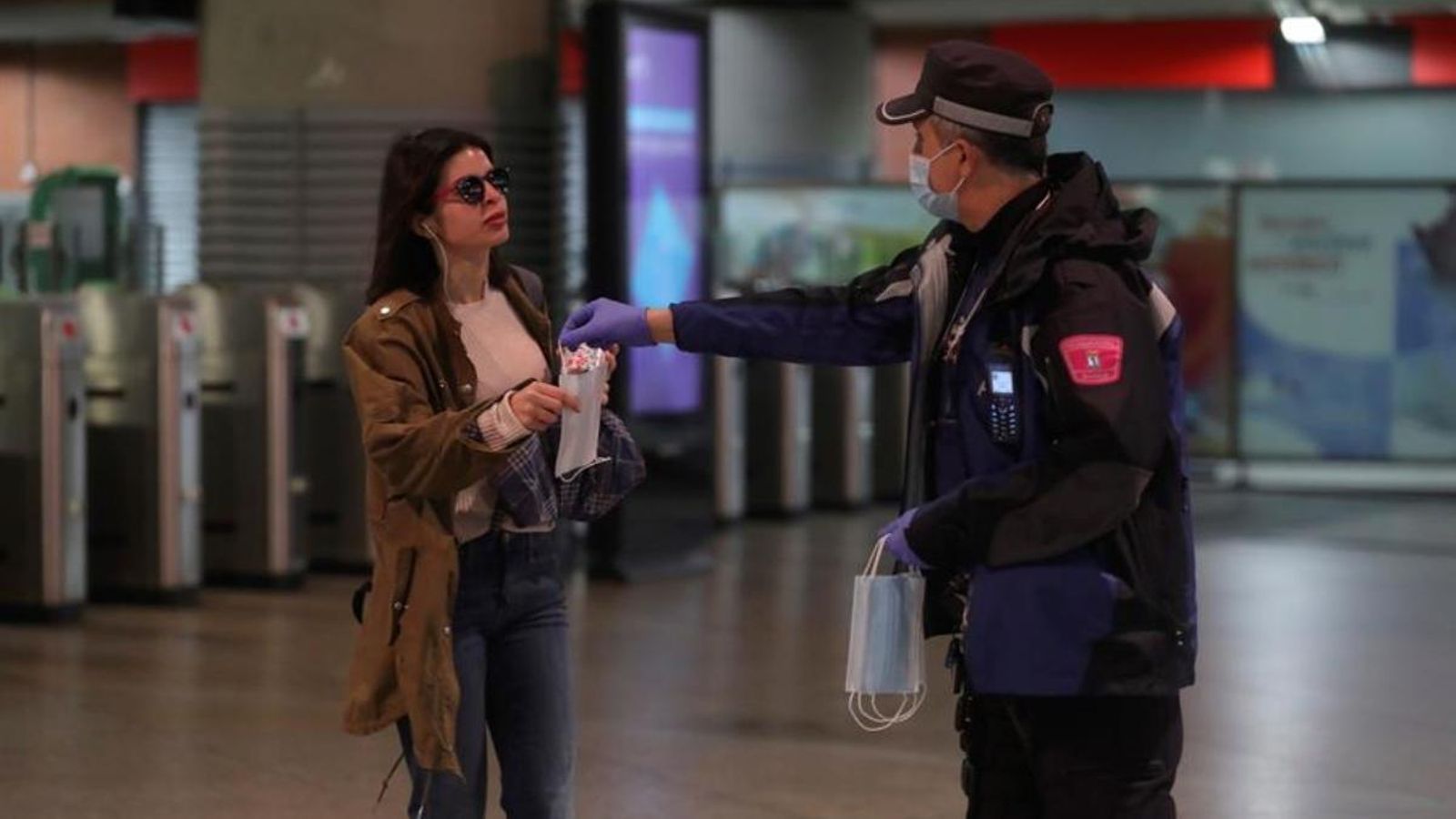 Repartiment de mascaretes en el transport públic