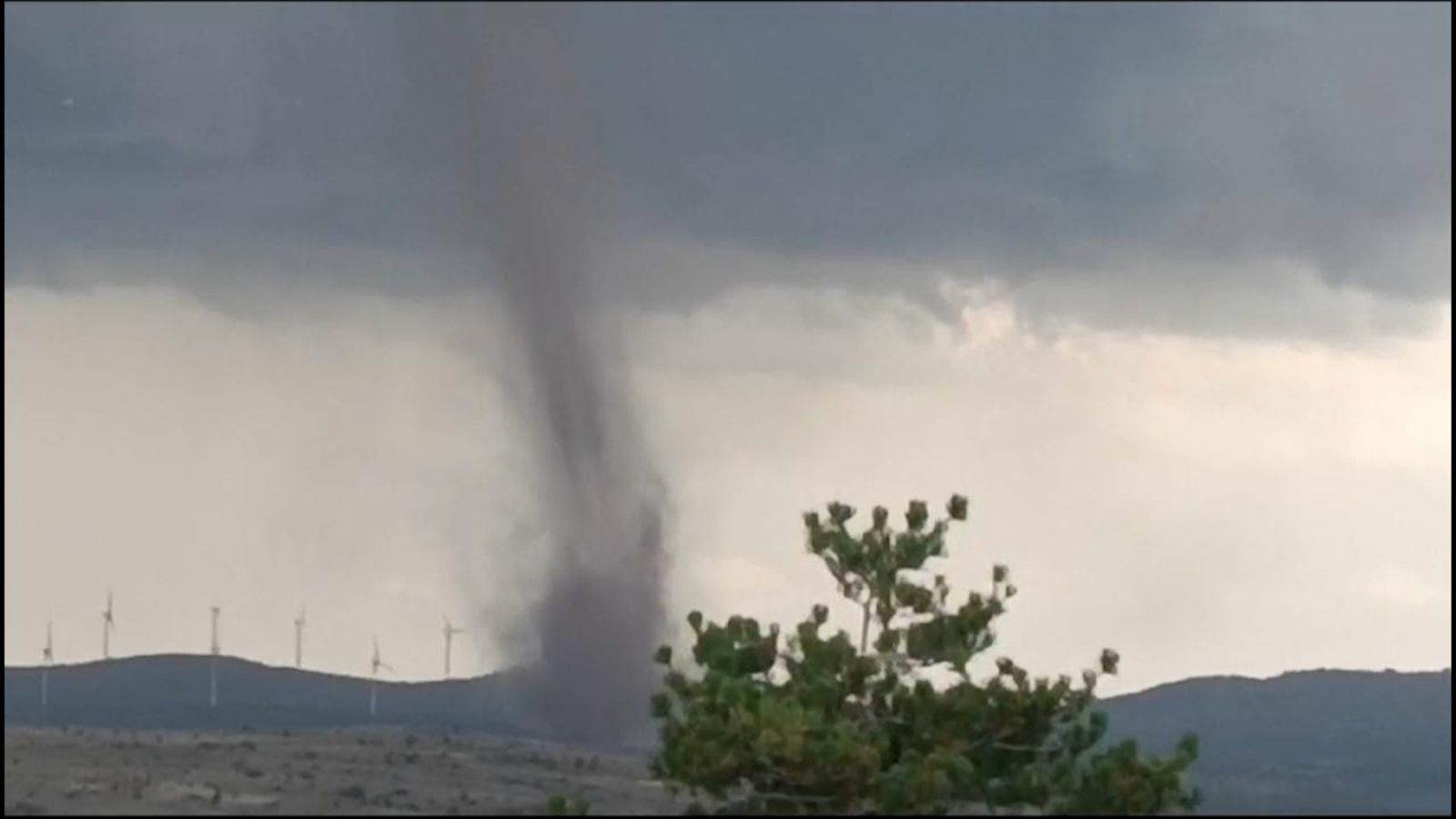 Un tornado i tempestes de granís a les comarques de Castelló