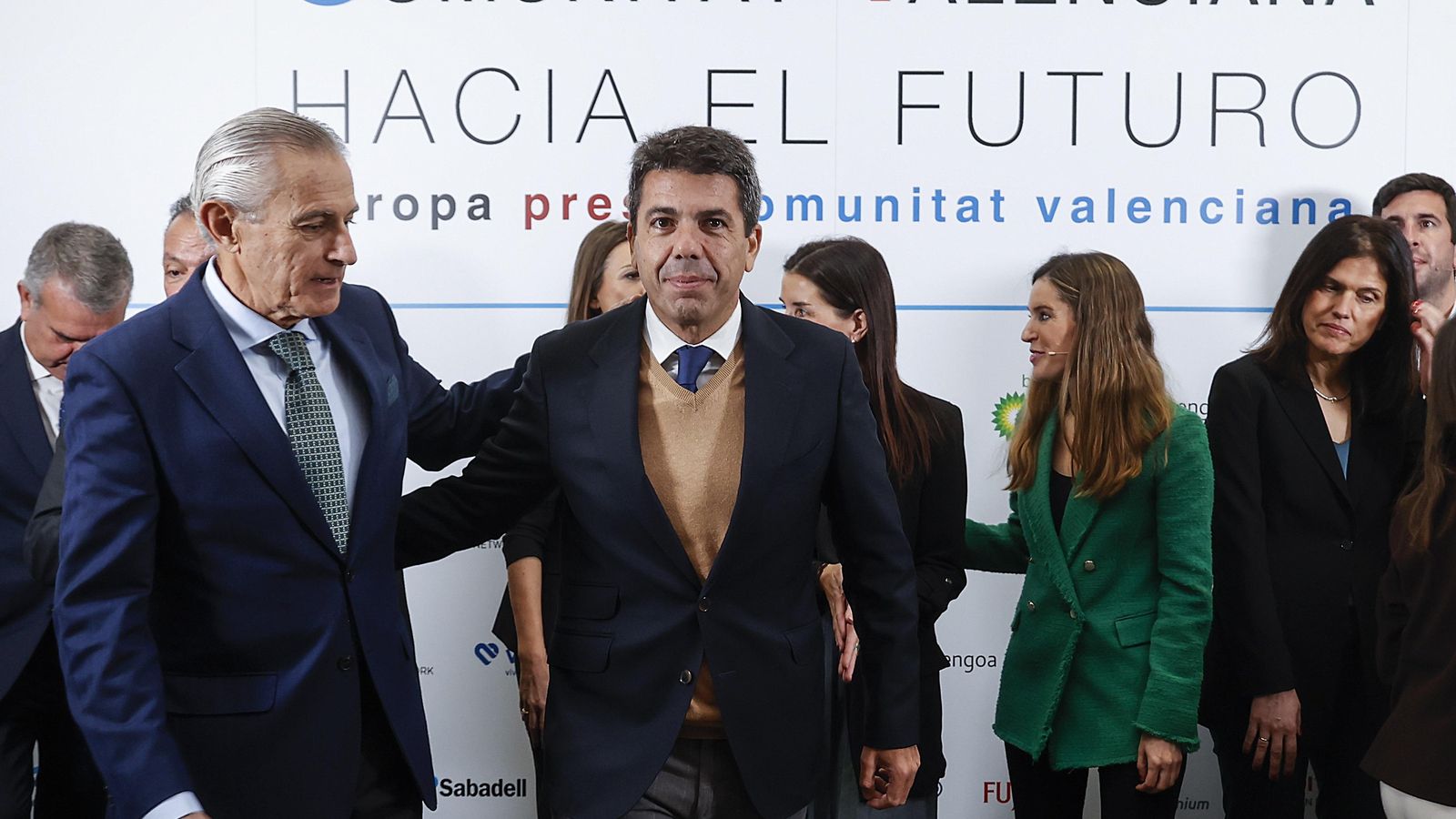 El president executiu d'Europa Press, Asís Martín de Cabiedes, saluda al Carlos Mazón