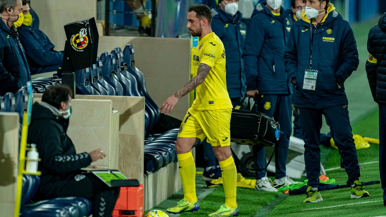 Paco Alcácer es retira de la gespa de la Ceràmica després de recaure de la lesió