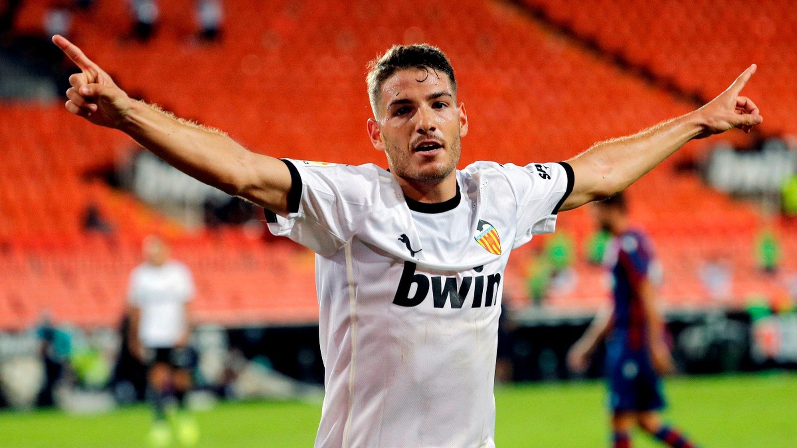 Manu Vallejo, amb dos gols en el tram final del partit, ha fet que el València sume els tres primers punts en la lliga