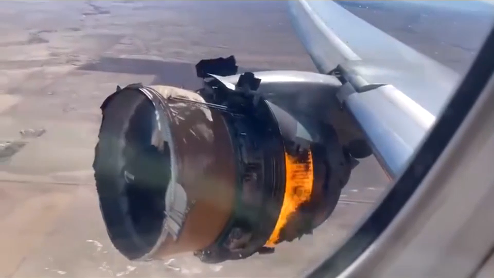 Imatge del motor que va esclatar de l'avió amb destí a Honolulu