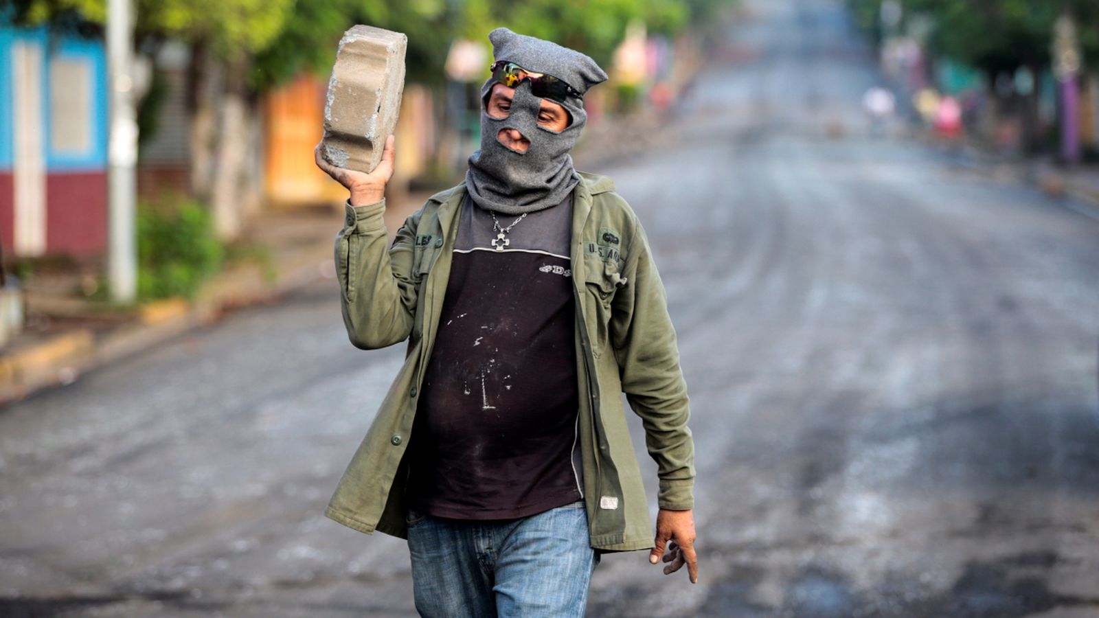 Un seguidor del govern porta una pedra de pavimentació després dels enfrontaments amb manifestants de la comunitat indígena de Monimbo (Masaya)