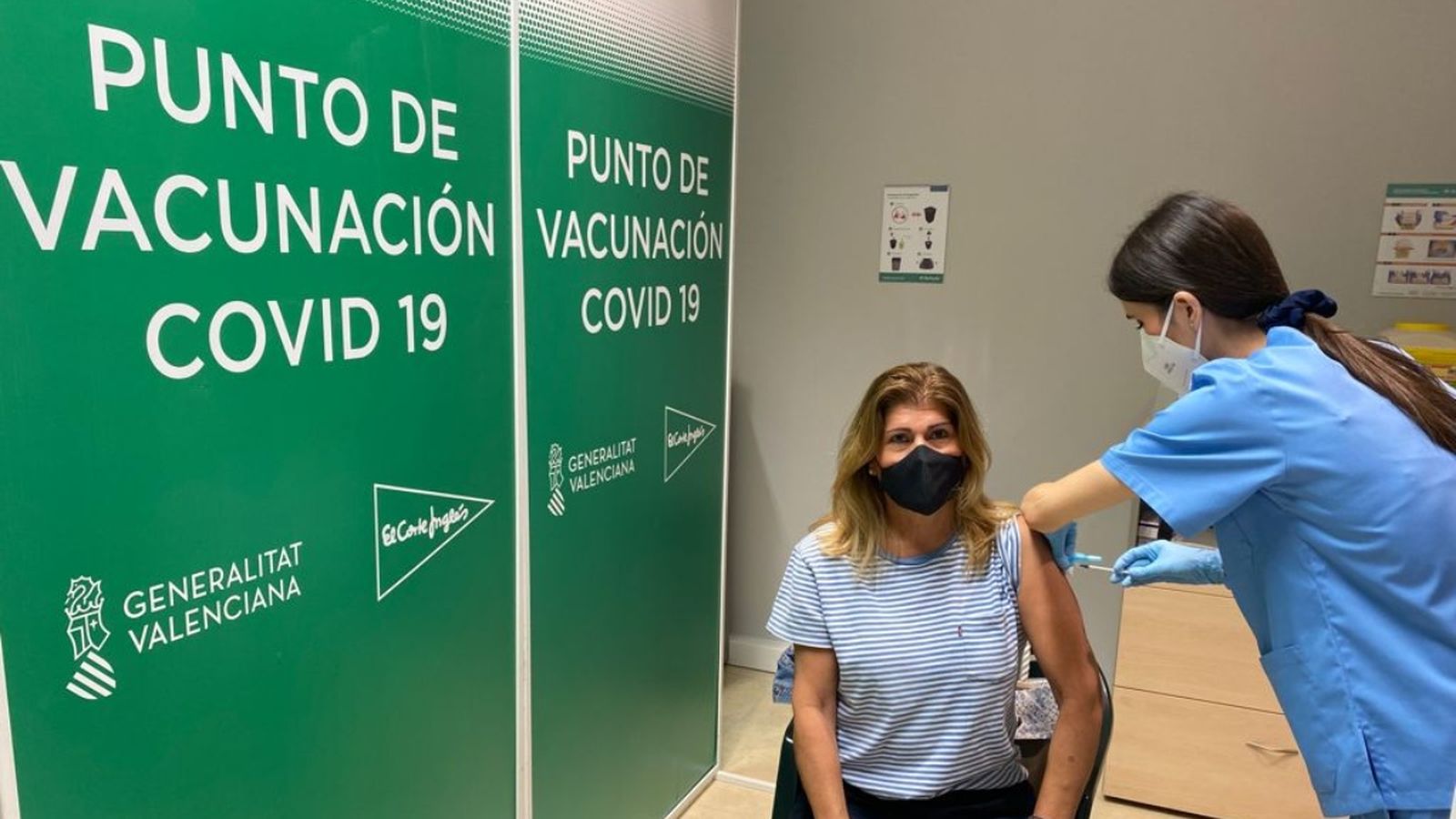 Una empleada del Corte Inglés rep la vacuna contra el coronavirus al centre d'immunització de la companyia a València