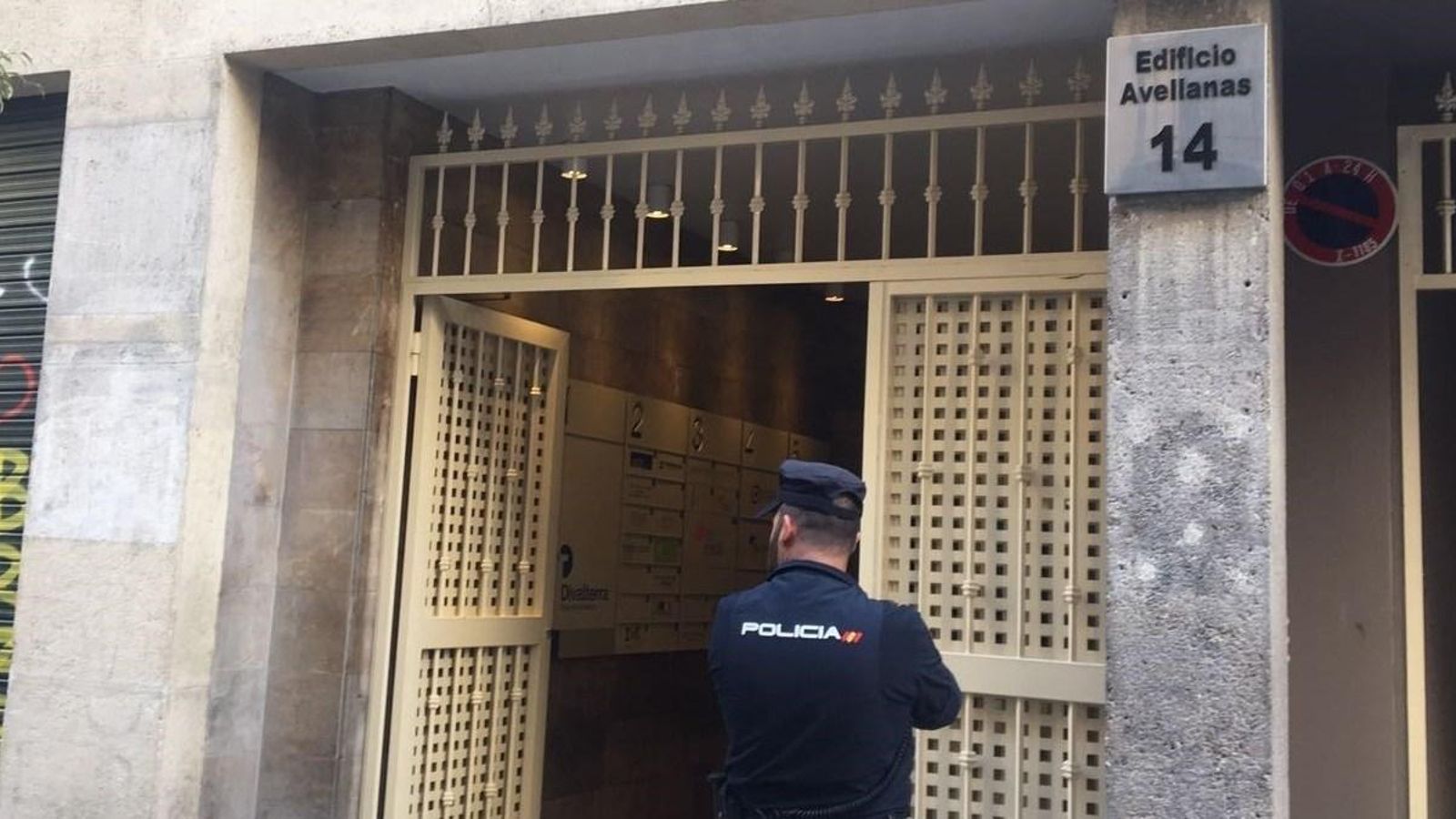 Un agent de la Policia Nacional custodia l'entrada a Divalterra, l'antiga Imelsa, en un dels escorcolls de l'operació Alqueria