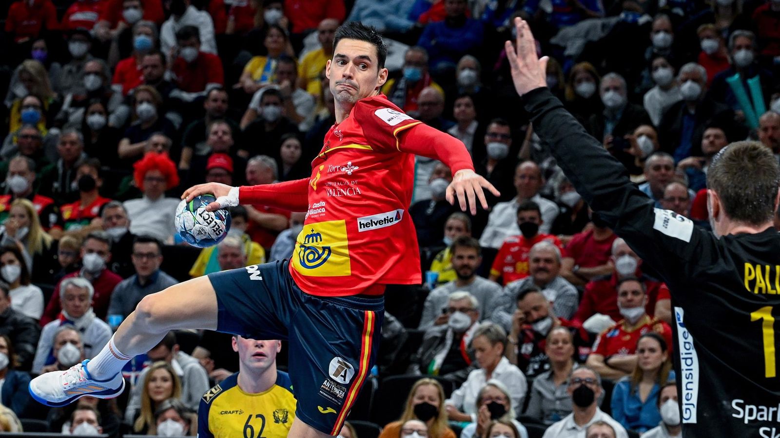 Ángel Fernández intenta un llançament a porteria