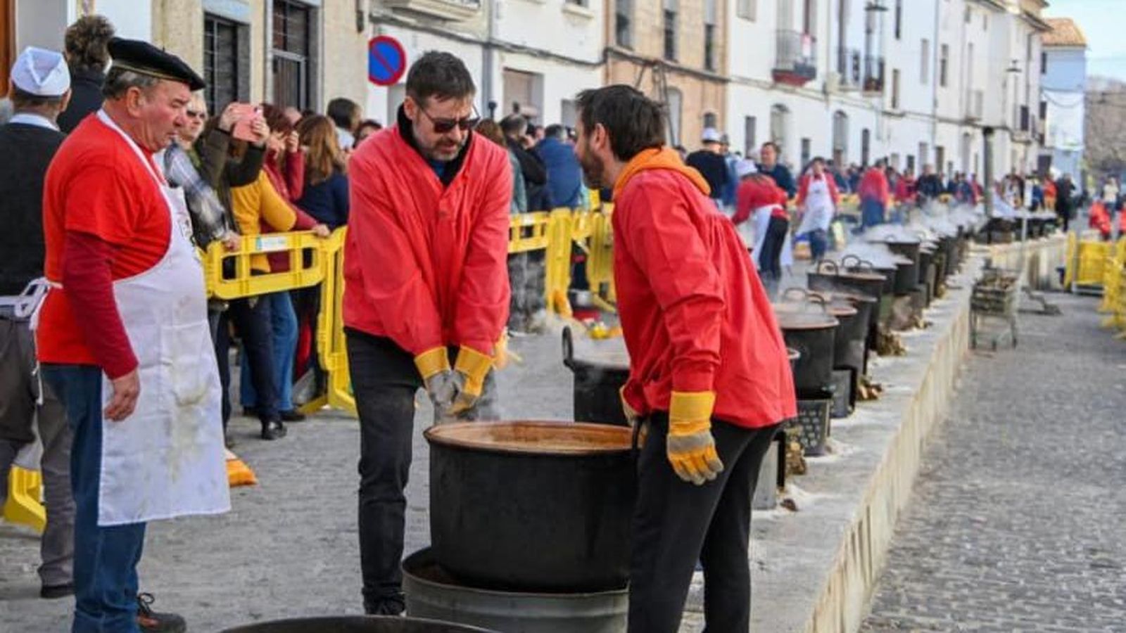 Imatge d'arxiu de la festa de les Calderes d'Oliva, programada dins el porrat que celebra el municipi este cap de setmana