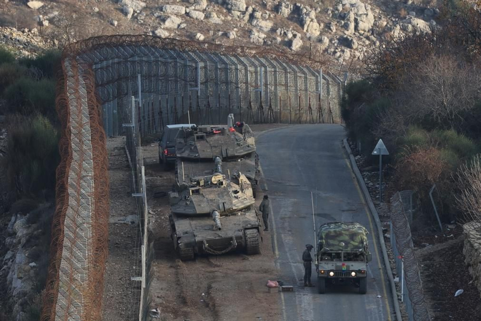 Tropes israelianes a la frontera amb Síria, en la part annexionada dels Alts del Golan