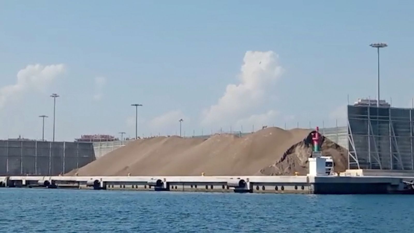 Descàrrega de granels feta a l'aire lliure al port d'Alacant
