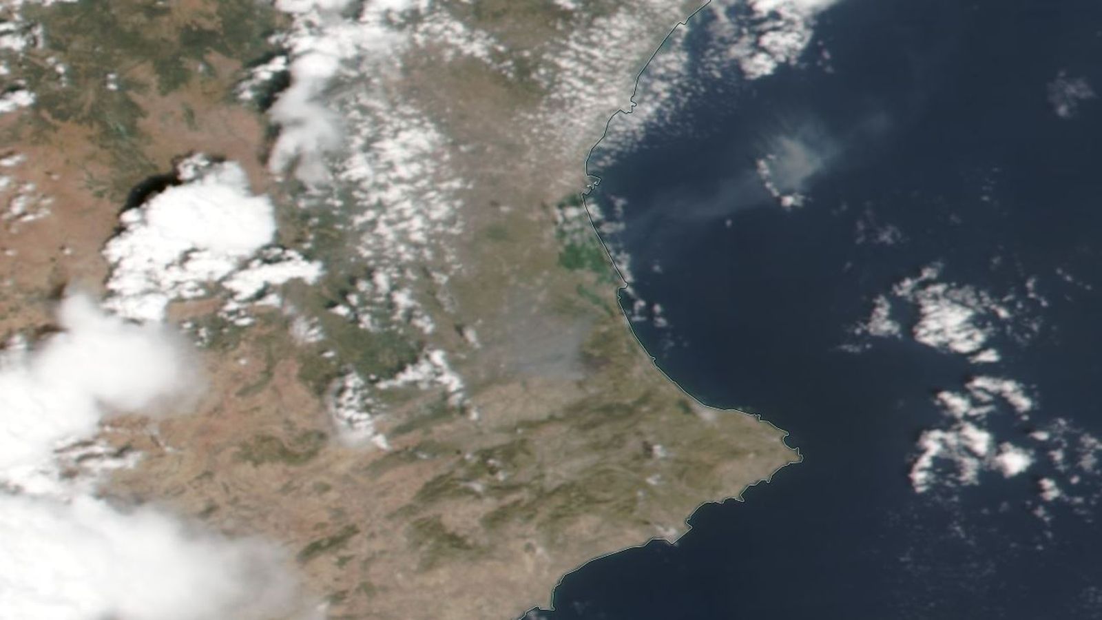 Imatge de satèl·lit de la columna de fum