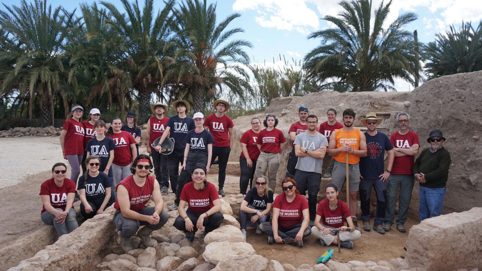 Participants en la campanya 2024 del projecte "Dames i Herois. Després de la Ilici ibèrica" en el jaciment de l'Alcúdia