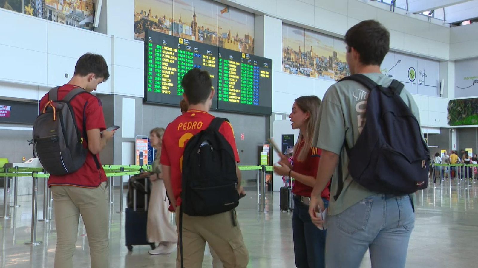 Aficionats de la selecció espanyola que s'han quedat a l'aeroport de València sense poder viatjar a Berlín