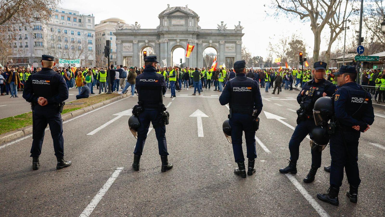 Dispositiu policial en la plaça de la Independència de Madrid, on s'han concentrat els llauradors de tot Espanya