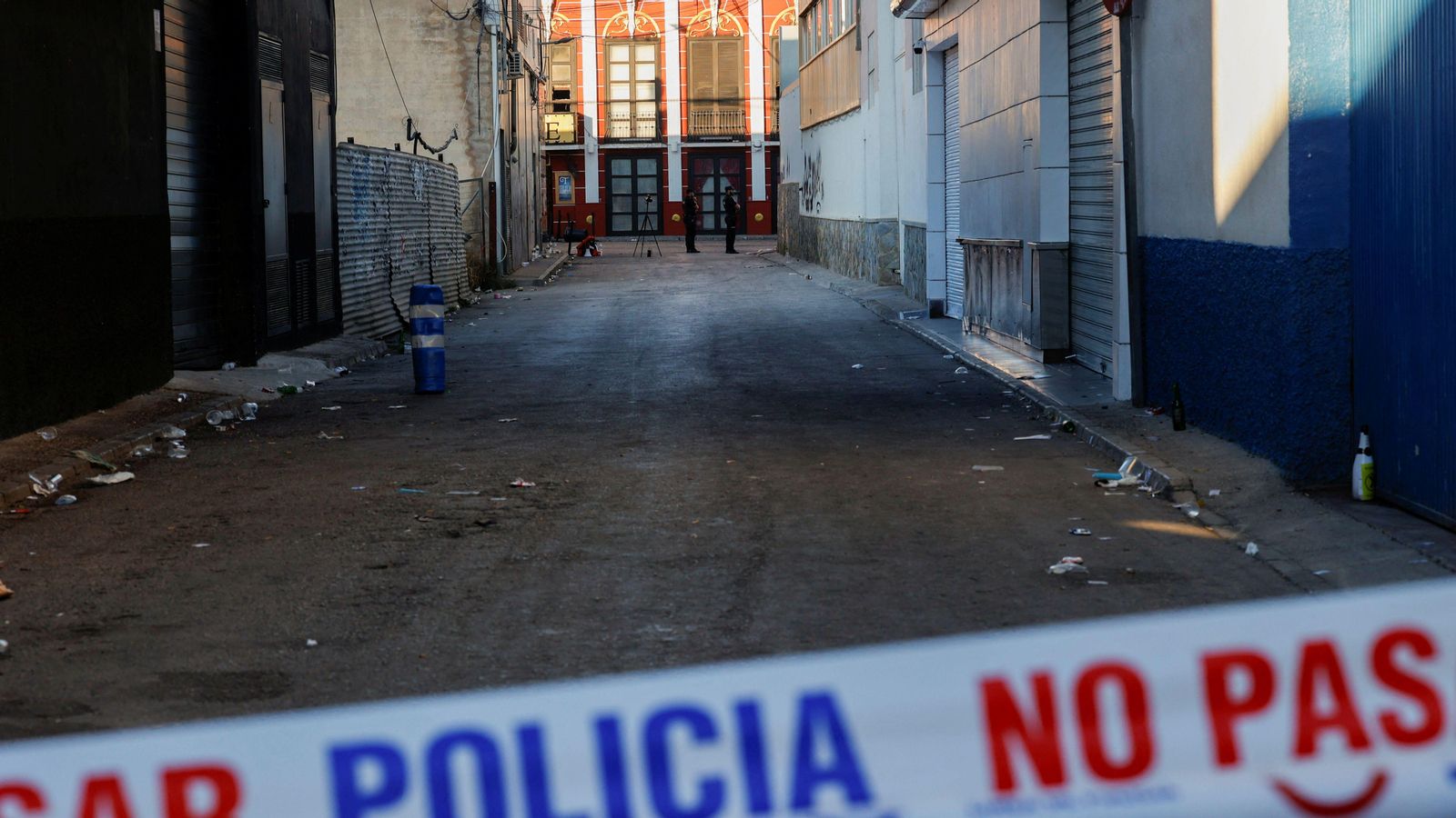 Policia a les discoteques de la zona d'oci Las Atalayas que van patir l'incendi