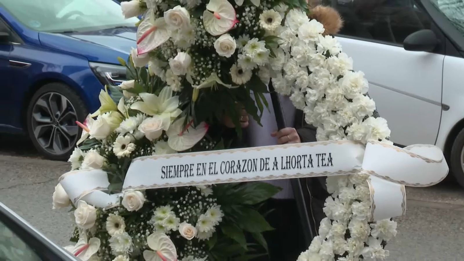 Ofrenes florals en el funeral de les víctimes valencianes del naufragi d'Indonèsia