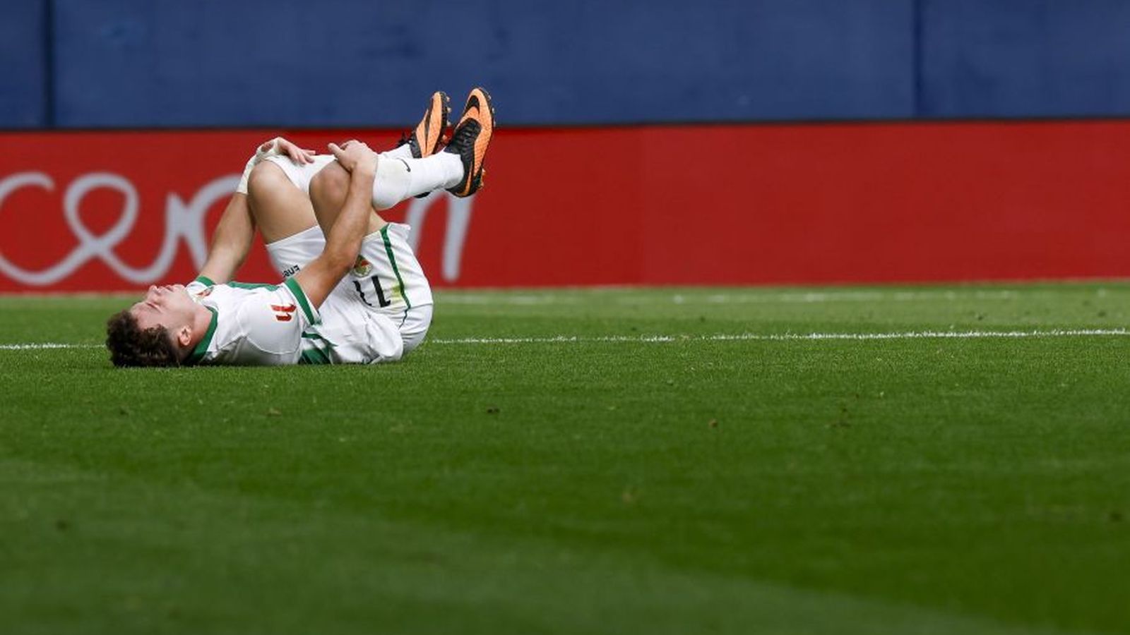 Germán Valero, llançat a la gespa després del Villarreal-Elx