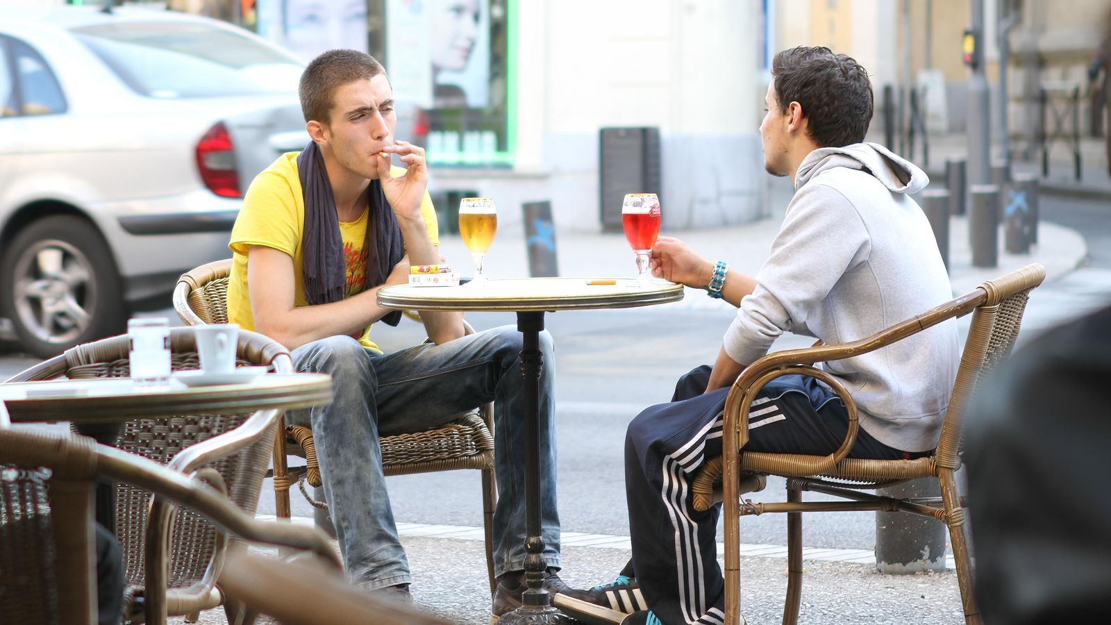 Dos joves fumen en una terrassa