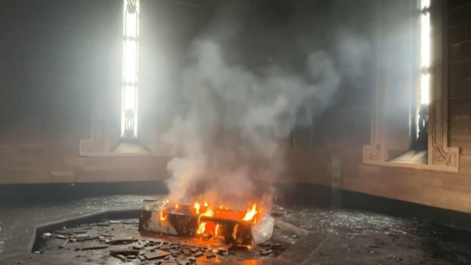 En flames, el féretre d'Hafiz al-Assad, el difunt expresident de Síria i pare del dictador, Bashar al-Assad