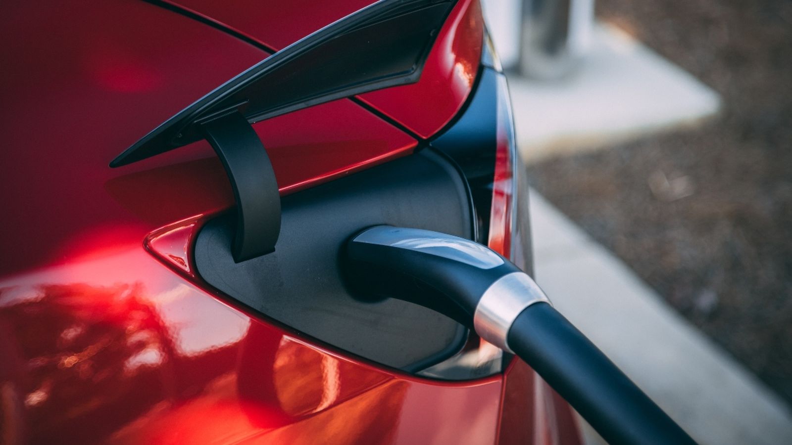 Càrrega d’un cotxe elèctric, en una imatge d’arxiu