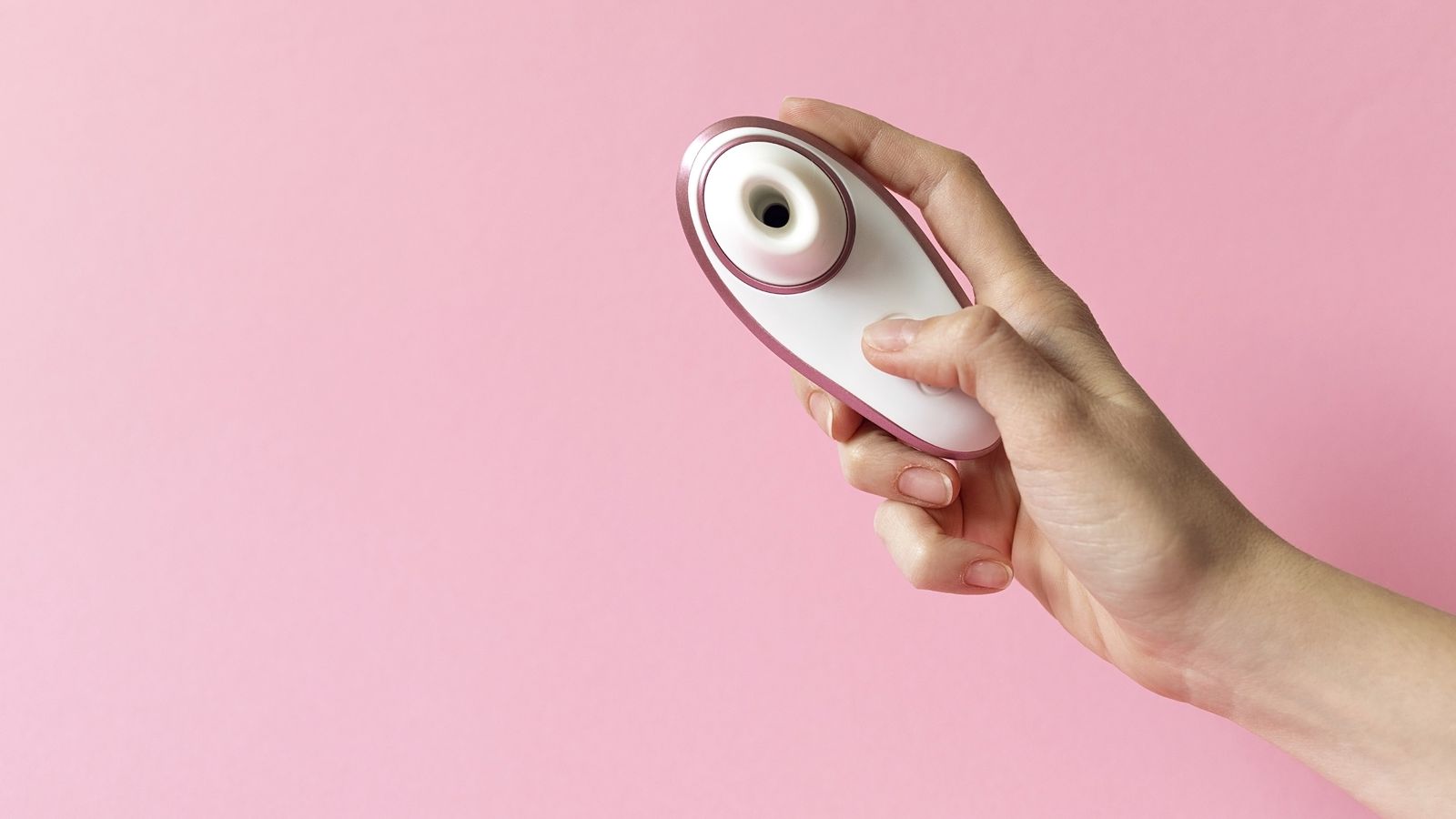 Una persona mostra un succionador de clítoris