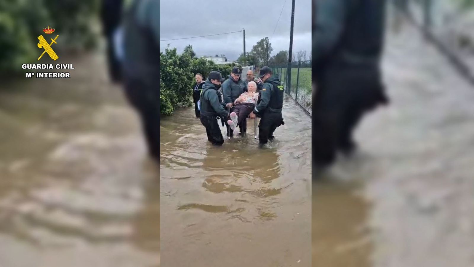 Agents de la Guàrdia Civil rescaten a una dona de 90 anys a Oliva